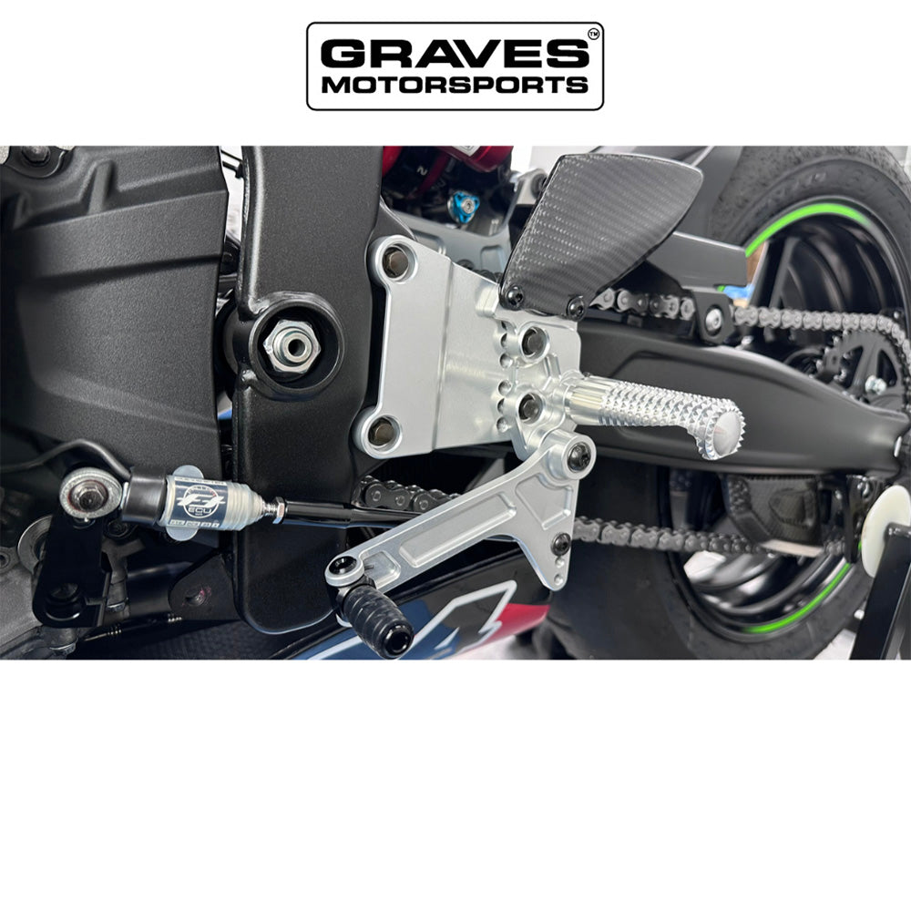 カワサキ Ninja ZX-4RR用 グレイブス モータースポーツ製調整式リアセット(シルバー) Kawasaki ZX-4RR / ZX-4R Adjustable Rearsets - Silver (消費税、送料込み)