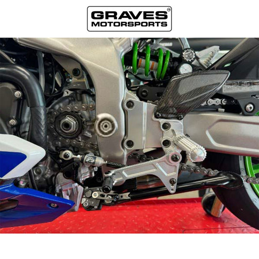 カワサキ Ｎｉｎｊａ ＺＸ－４ＲＲ用 グレイブス モータースポーツ製調整式リアセット(シルバー)　Kawasaki ZX-4RR / ZX-4R Adjustable Rearsets - Silver (消費税、送料込み)
