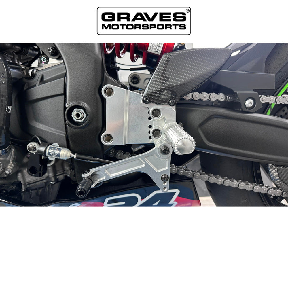 カワサキ Ｎｉｎｊａ ＺＸ－４ＲＲ用 グレイブス モータースポーツ製調整式リアセット(シルバー)　Kawasaki ZX-4RR / ZX-4R Adjustable Rearsets - Silver (消費税、送料込み)