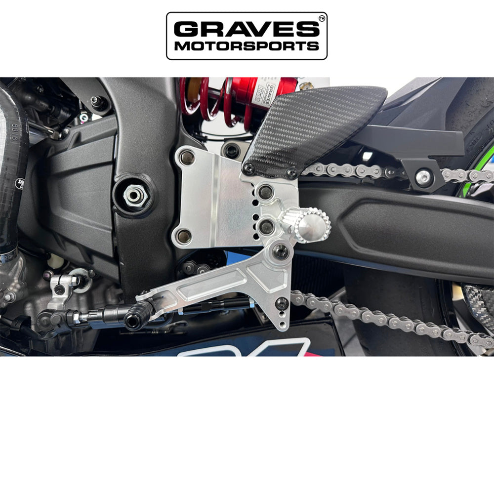カワサキ Ｎｉｎｊａ ＺＸ－４ＲＲ用 グレイブス モータースポーツ製調整式リアセット(シルバー)　Kawasaki ZX-4RR / ZX-4R Adjustable Rearsets - Silver (消費税、送料込み)