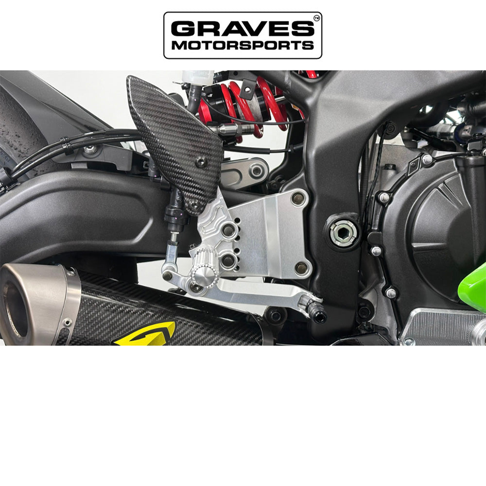 カワサキ Ｎｉｎｊａ ＺＸ－４ＲＲ用 グレイブス モータースポーツ製調整式リアセット(シルバー)　Kawasaki ZX-4RR / ZX-4R Adjustable Rearsets - Silver (消費税、送料込み)